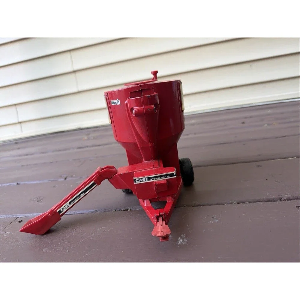 Vtg ERTL International IH Feed Grinder Mixer Mill 1/16 Farm Toy